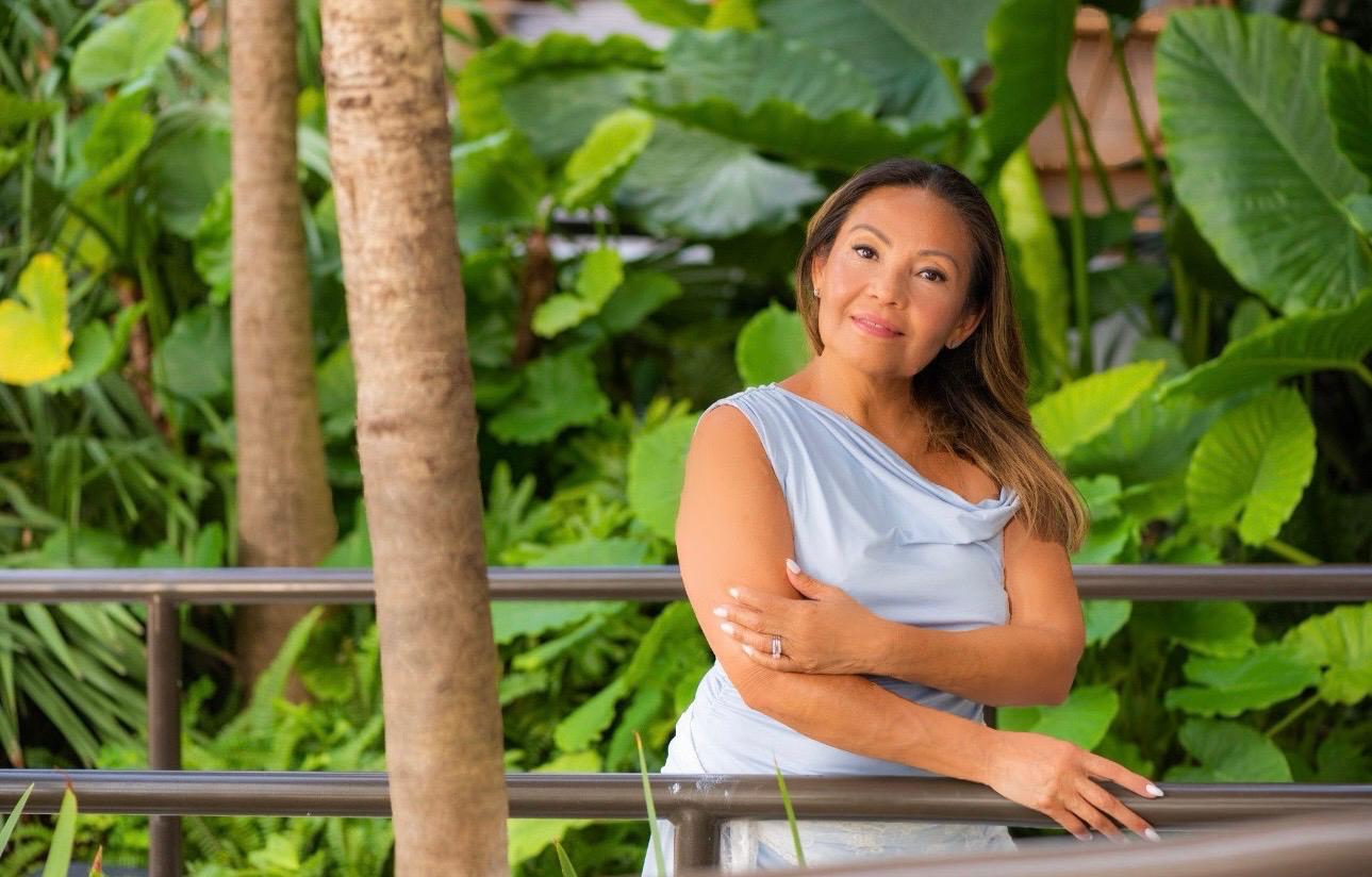 Ilda Andino rodeada de vegetación
