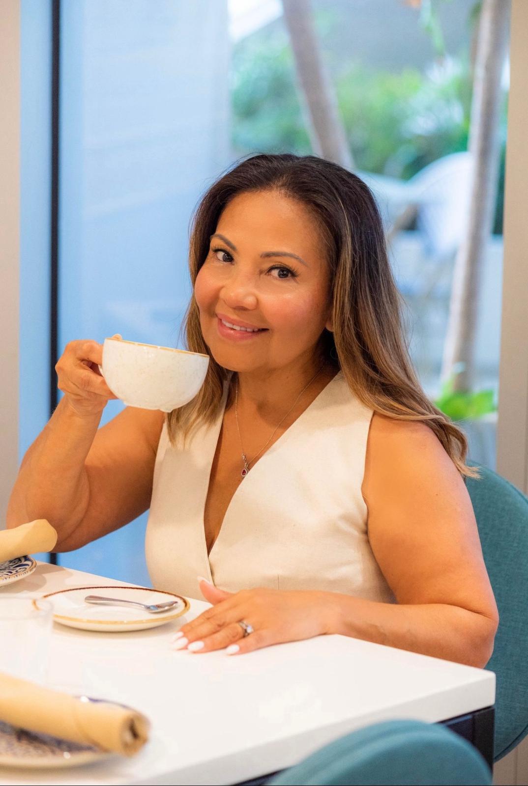 Ilda Andino tomando una taza de café